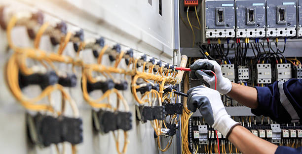 Professional Electrician technician working in Glendale, MO